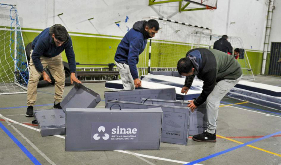 Personal del Sinae en centro de evacuación