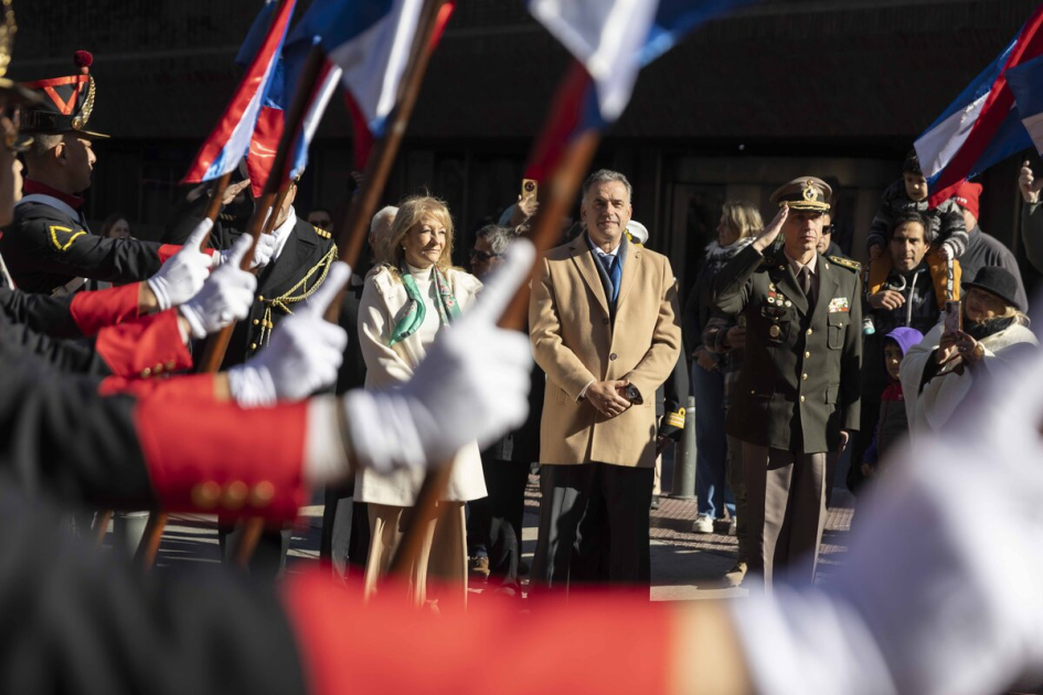 Presidente Orsi y autoridades en el palco oficial, observando el desfile oficial
