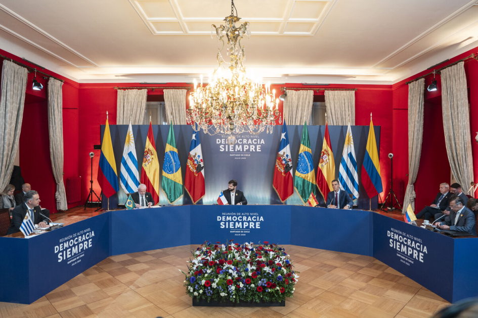 Vista panorámica de la mesa de discusión del encuentro Democracia Siempre, con las banderas al fondo Vista panorámica de la mesa de discusión del encuentro Democracia Siempre, con las banderas al fondo