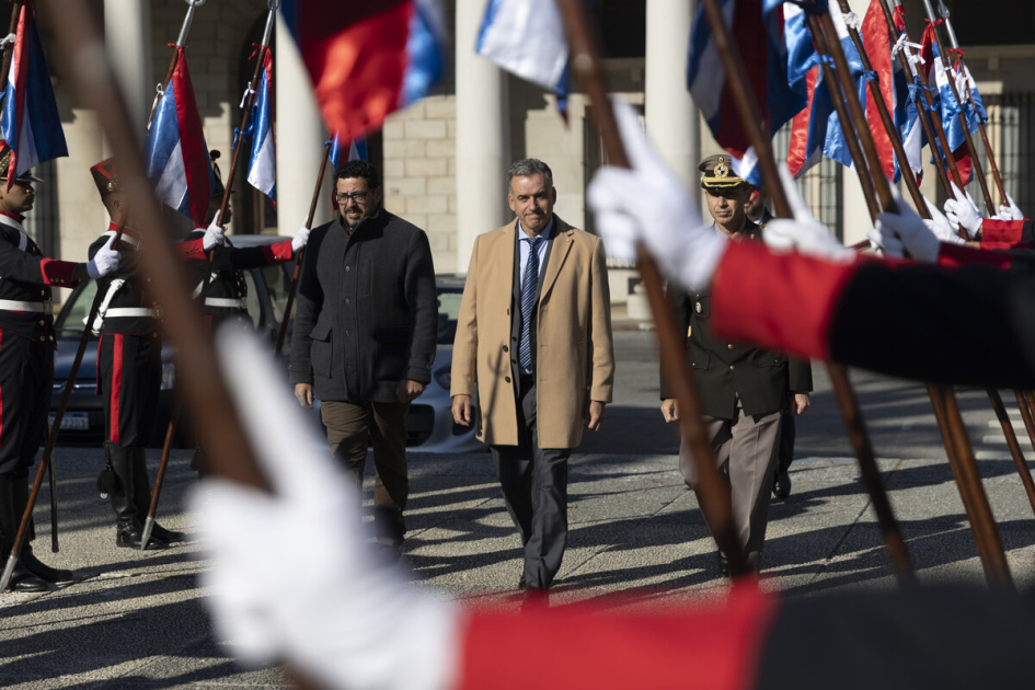 Presidente Orsi y secretario de Presidencia, frente al palacio Estévez con guardia de honor