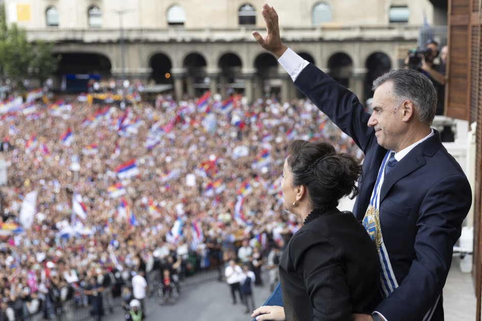 Presidente Orsi y primera dama, saludando al público desde el balcón del Palacio Estévez