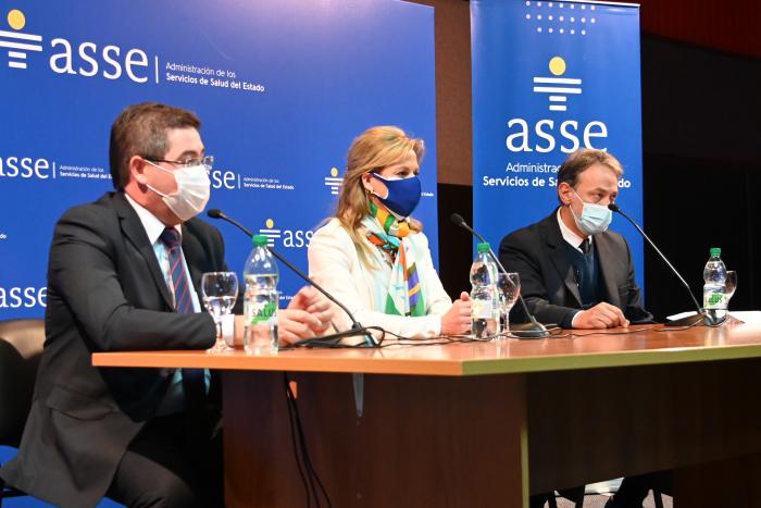 El presidente de ASSE acompañado por Lorena Ponce de León realizó un reconocimiento a psicólogos que