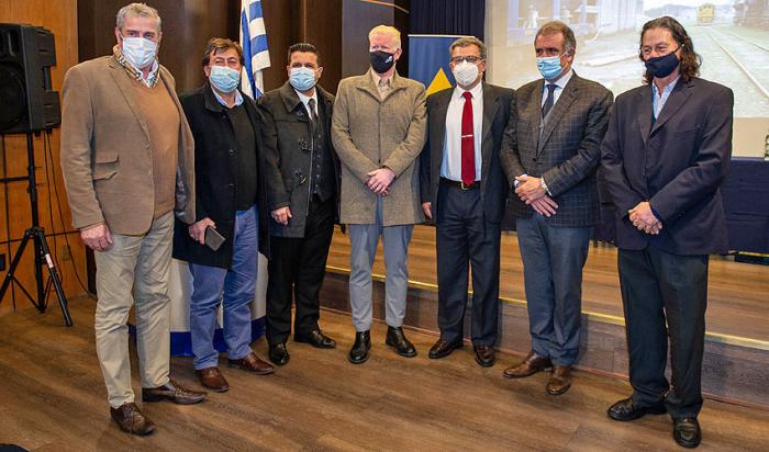 Autoridades tras la firma de convenio institucional entre Ancap y AFE