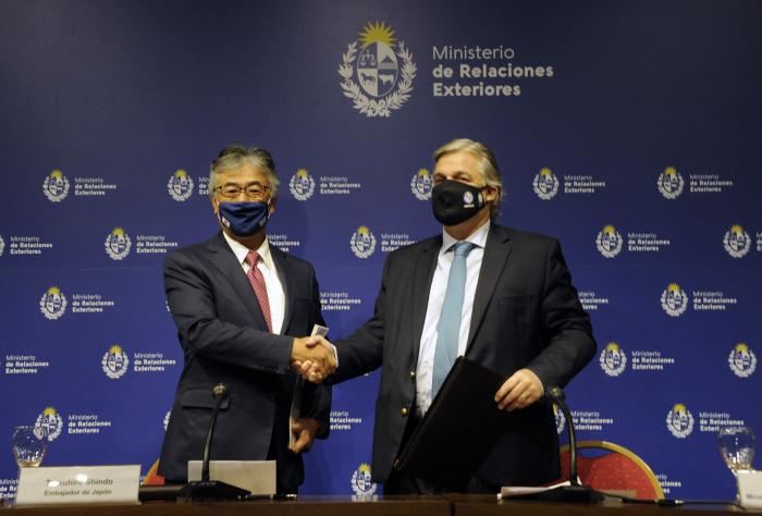 Imágenes de la firma de acuerdo entre Uruguay y Japón