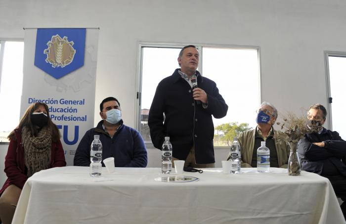 Firma de convenio para la instalación de una escuela de lechería en Queguay
