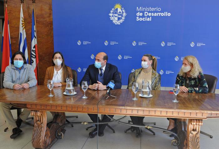 Firma de convenio entre el Mides y la empresa Direct TV