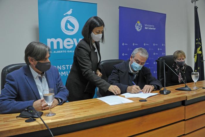 Firma del convenio entre el Ministerio del Interior y Mevir
