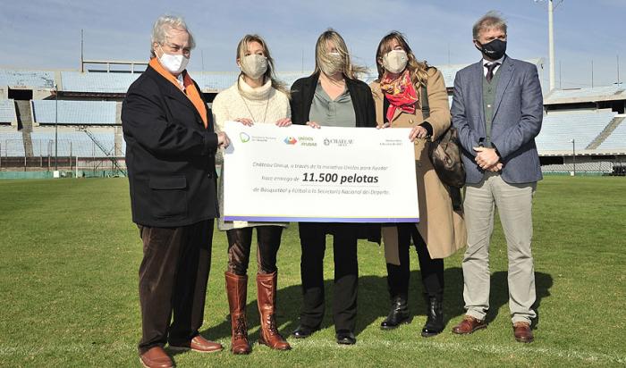 Lorena Ponce de León y Sebastián Bauzá participaron de la donación de 11.500 pelotas
