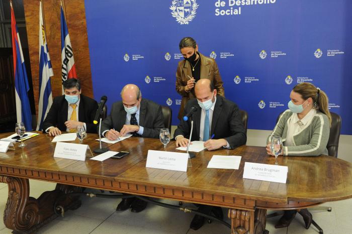 Firma del acuerdo entre Mides e INAU 