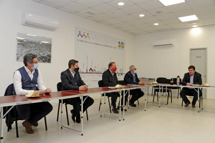 Encuentro entre autoridades del Inacoop y comitiva de ANDE