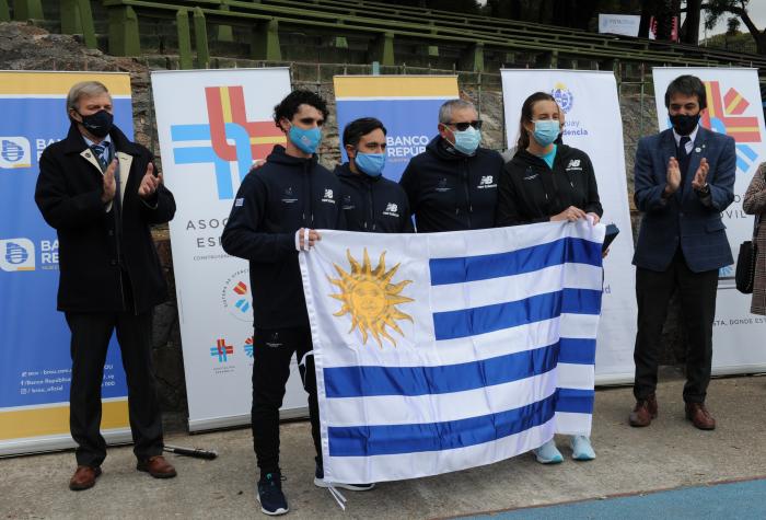 Entrega de pabellón nacional a delegación de deportistas