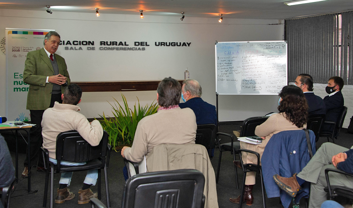 Ministro de Ganadería, Fernando Mattos, en taller de innovación y desarrollo