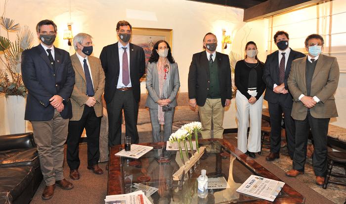 Ministra Azucena Arbeleche, y subsecretario, Alejandro Irastorza se reunieron con autoridades de ARU