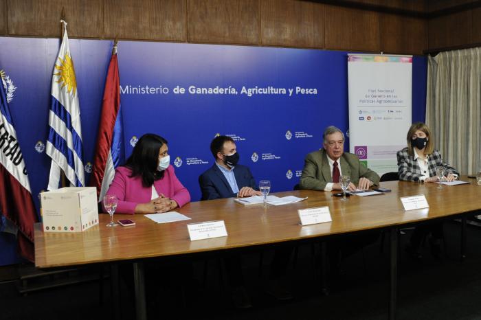 Autoridades de MGAP y ANDE en lanzamiento de talleres de educación financiera para mujeres rurales