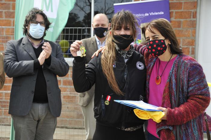 Ministerio de Vivienda entregó 6 soluciones habitacionales en barrio Cauceglia de Montevideo