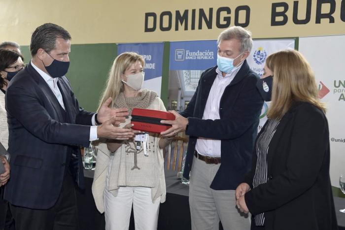 Secretaría del Deporte entregó desfibrilador en Gregorio Aznárez, donado por Banco República