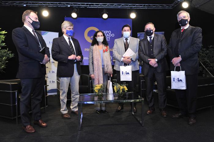 Mesa de debate organizada por el Instituto Nacional de Investigación Agropecuaria (INIA)