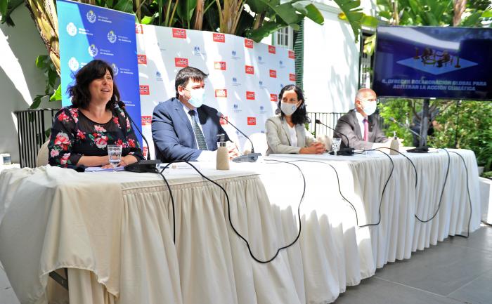 Azucena Arbeleche y Adrián Peña en conferencia de prensa