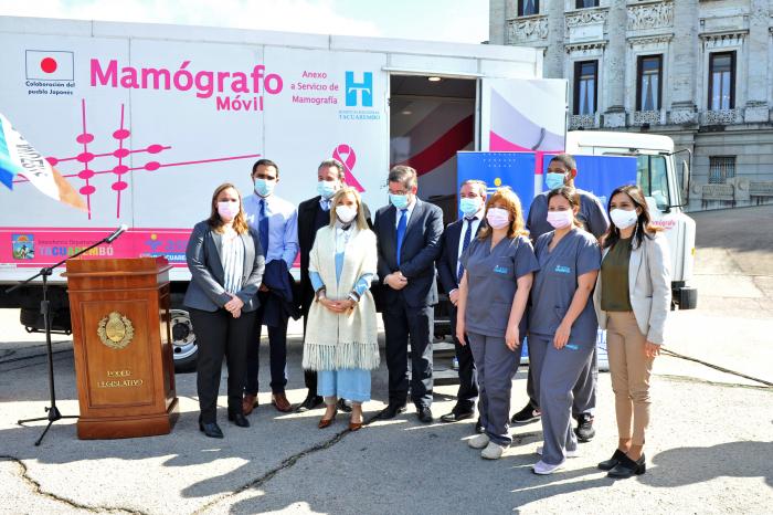 Autoridades nacionales presentaron mamógrafo móvil en explanada del Parlamento