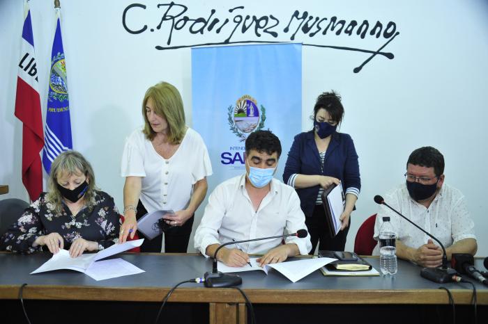 UTE e Intendencia de Salto firmaron acuerdo para desarrollar movilidad eléctrica en el departamento