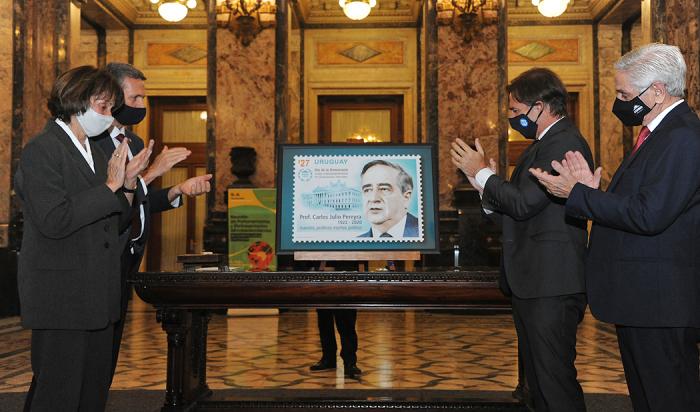 Presidente Lacalle Pou participó del lanzamiento del sello postal en homenaje a Carlos Julio Pereyra