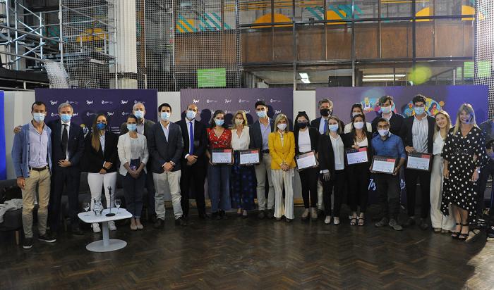INJU y Parlamento premiaron a jóvenes uruguayos destacados en ámbitos sociales