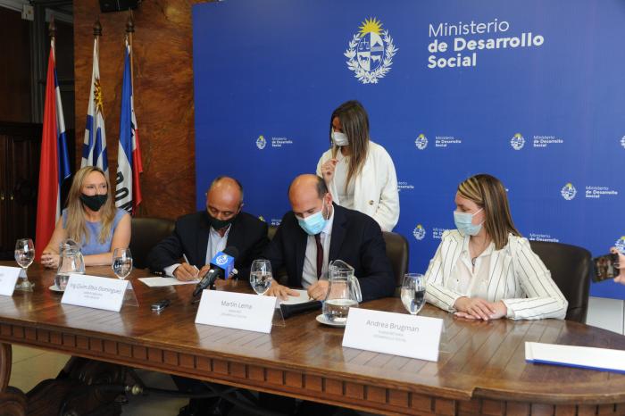 Firma de acuerdo entre el Mides y la empresa Taym