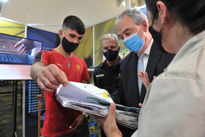 Heber visitó stand del Ministerio del Interior en la Feria Internacional del libro