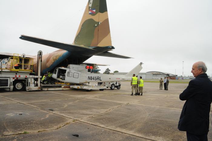 Arribo a la base de la Fuerza Aérea un helicóptero Bell 212