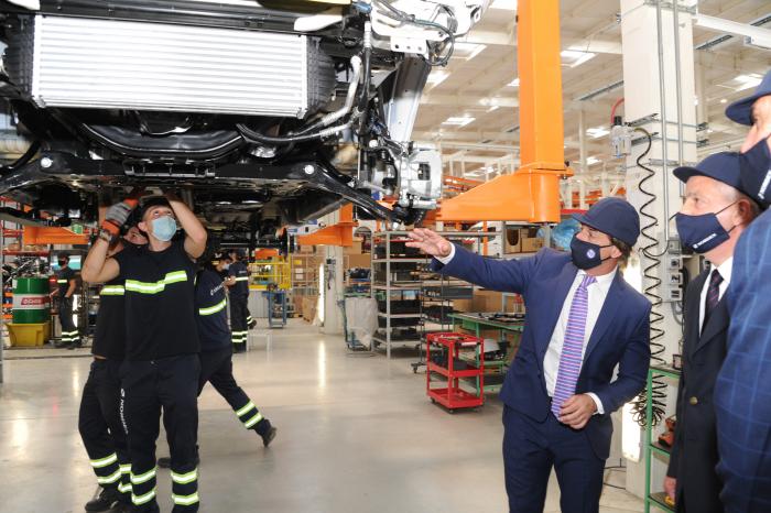 Lacalle Pou visitó planta automotriz Nordex