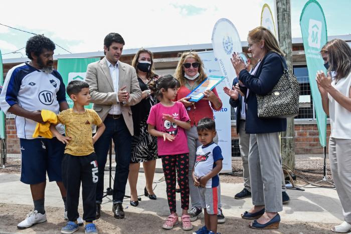Ministerio de Vivienda entregó 5 soluciones habitacionales en barrio Cauceglia de Montevideo