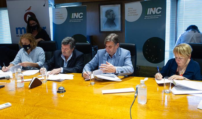 Autoridades firman convenio