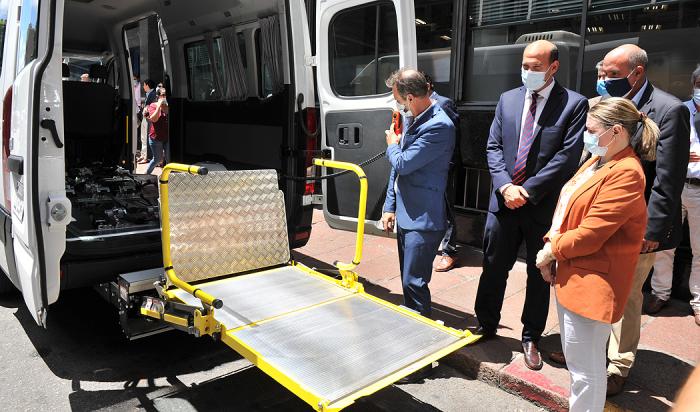 Mides incorpora camionetas para trasladar personas con discapacidad