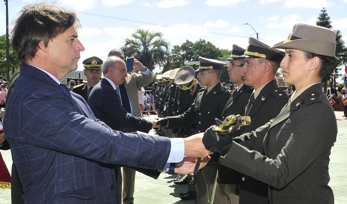 Lacalle Pou participó en ceremonia de clausura de cursos de Escuela Militar