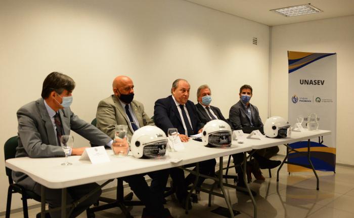 Unasev recibió donación de Federación Internacional del Automóvil de 1.200 cascos para motociclistas