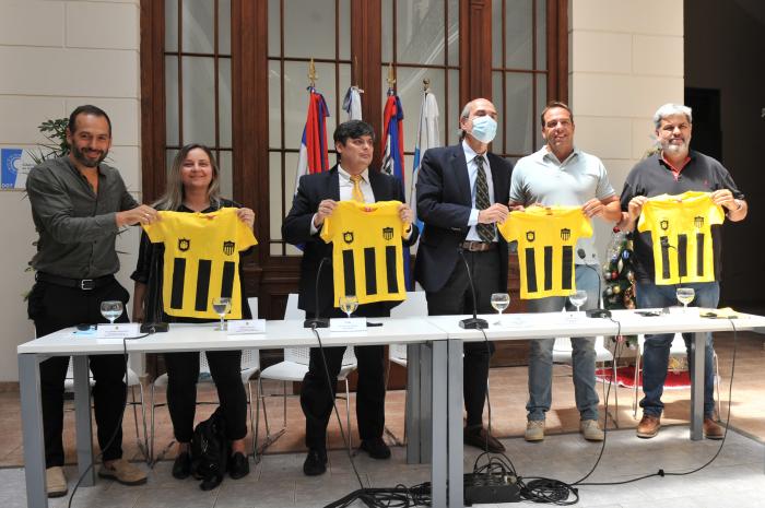 Niños y adolescentes asistidos por INAU recibirán 500 camisetas de fútbol de institución deportiva