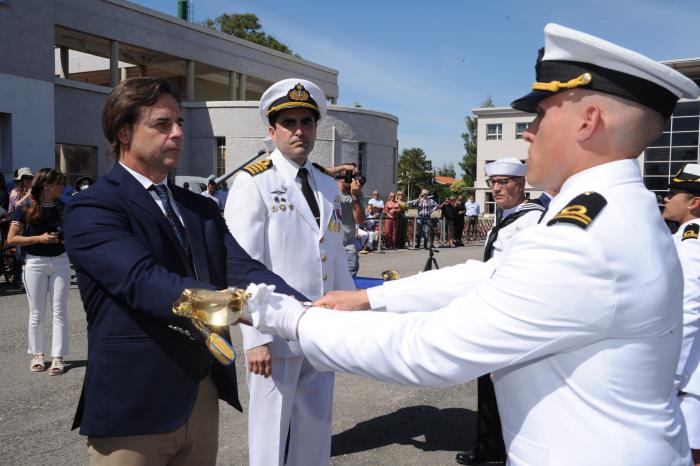 Lacalle Pou participó del acto de fin de cursos de la Escuela Naval