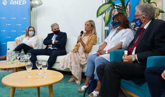 Celebración de un conversatorio entre mujeres científicas y alumnas de educación media