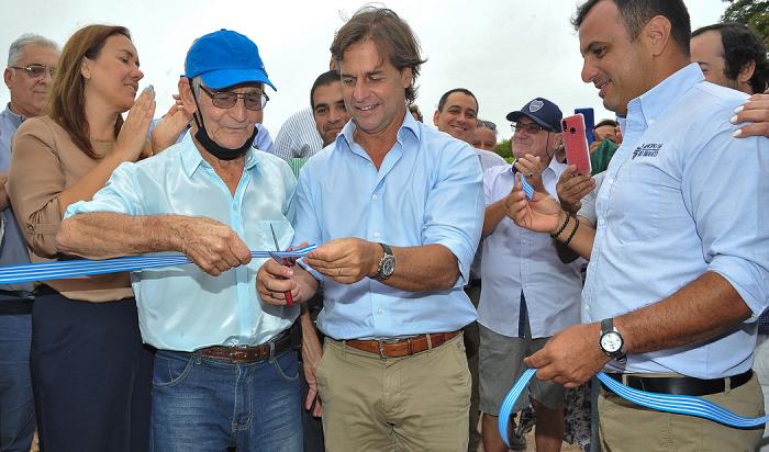 Lacalle Pou inauguró un polideportivo en el departamento de Cerro Largo