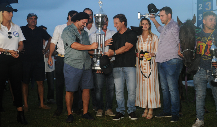 Lacalle Pou asistió al hipódromo de Melo y entregó el gran premio Presidente de la República