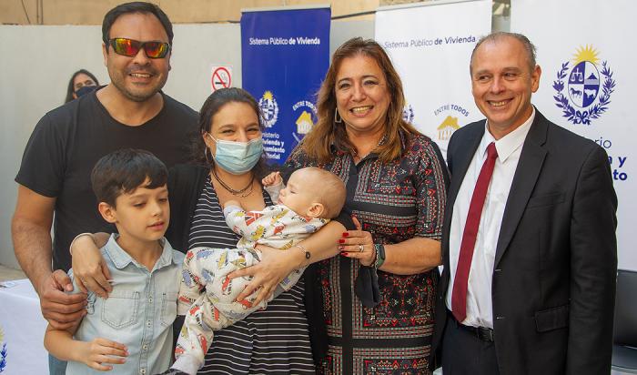 Ministerio de Vivienda entregó 50 soluciones habitacionales en el barrio La Aguada en Montevideo