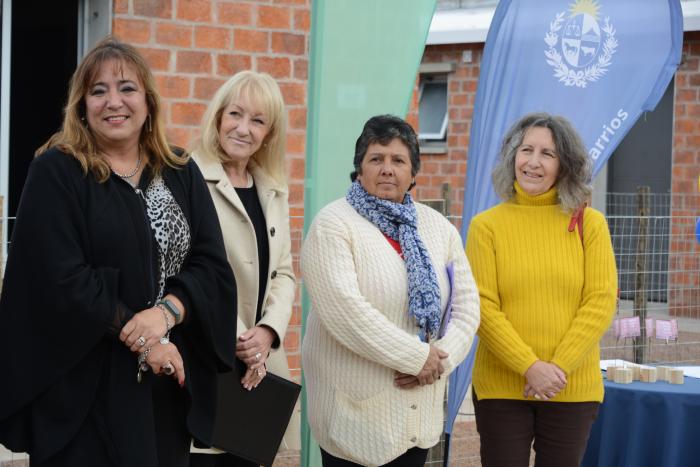 Ministerio de Vivienda entregó llaves a familias del barrio La Paloma, en Montevideo