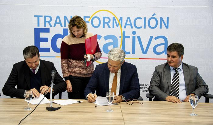 ANEP recibió donación de teléfonos móviles que distribuirá entre estudiantes 