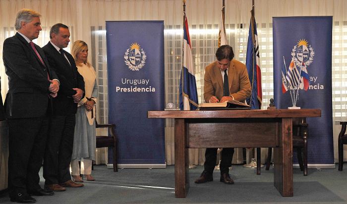 Lacalle Pou viajó a Paraguay y traspasó la presidencia a Beatriz Argimón
