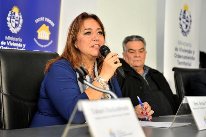 Firma de un acuerdo suscripto entre el Ministerio de Vivienda y la empresa UPM