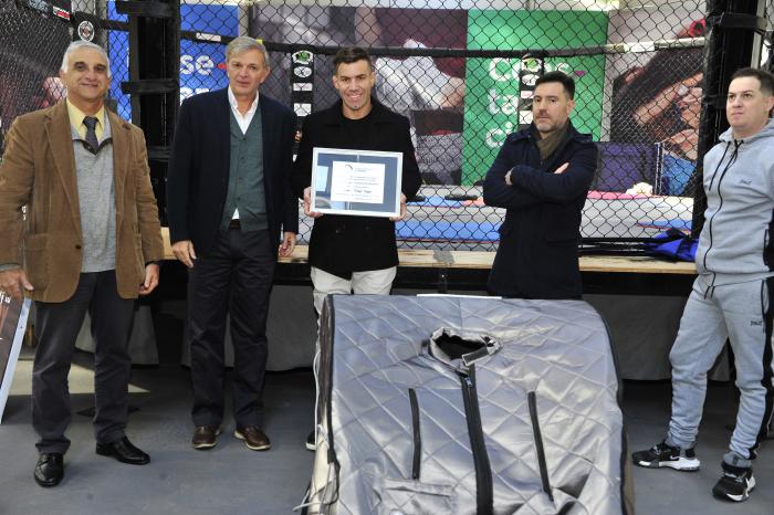 Centro de Entrenamiento de Deportes de Combate recibe donación de sauna portátil