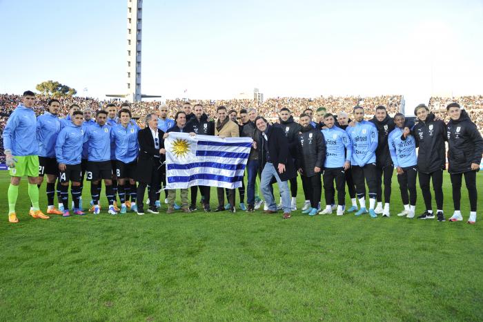Lacalle Pou entregó el pabellón nacional a la selección uruguaya de fútbol