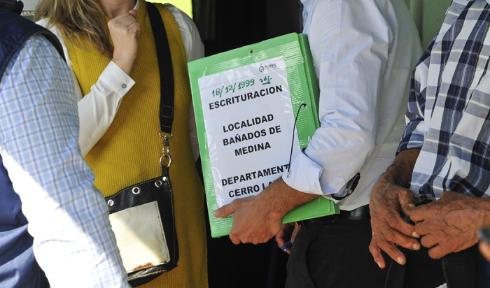 Familias de Cerro Largo recibieron las escrituras de sus viviendas