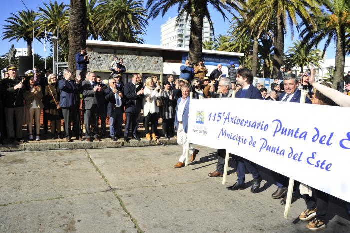 Delgado participó en desfile por el 115.° aniversario de Punta del Este