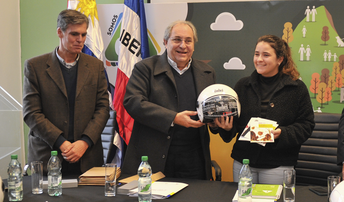 Unasev entregó cascos certificados para motociclistas y libros sobre movilidad segura